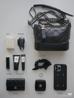 Minimalist Bag Essentials, Inside Bag Aesthetic, Purse Must Haves, Black Minimal, My Style Bags, Mode Chanel