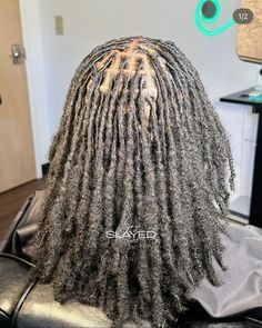 These finely crafted micro locs feature tight, clean parting for a flawless finish. Perfect for a lightweight and versatile look that’s easy to maintain. #MicroLocs #NeatParting #NaturalLocBeauty #DreadlockJourney #ProtectiveHairstyleIdeas 150 Locs, Free Part Locs, Locs Hair Styles, Retwist Locs Style, Retwist Styles, Braided Locs, Locs Inspiration, Dreadlocks Hair Care, Loc Ideas