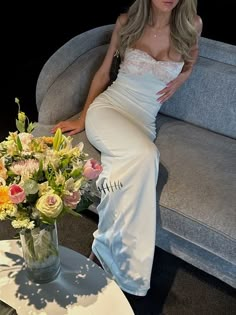 Elegant Party Look, Long Prom Dresses Elegant, White Long Dress Outfit, Long White Dress Formal, Graduation Party Dress Ideas, White Fancy Dresses, Off White Prom Dress, White Ball Dress, Elegant Prom Dresses Long