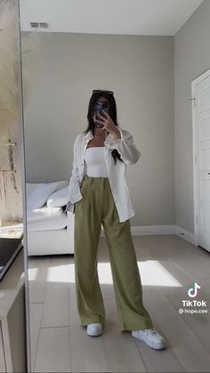 Looks Pinterest, Mode Zara, Outfits Modest, Modest Summer Outfits, Europe Outfits, Elegante Casual, Summer Outfit Inspiration, Green Pants, Summer Fashion Outfits