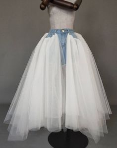 Jean Party, Wedding Tulle Skirt, Casual Wedding Outfit, Tulle Outfit, Deconstructed Denim, Tulle Skirts Outfit, Casual Holiday Outfits, Tulle Wedding Skirt, Wedding Tulle