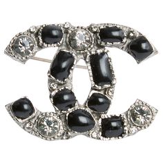 Chanel brooch from the Spring Summer 2009 collection with the CC logo motif in blackened silver metal decorated with gray rhinestones and black enameled cabochons. Width 3.7 cm x height 2.9 cm. The brooch is delivered without original packaging or invoice, it is in excellent condition, perfect for every day... This item is perfect worn with a beautiful Hermès Kelly, Birkin or Constance bag, a nice Dior necklace, a pair of Gucci glasses, and a Saint Laurent or Céline cape... Chanel Pieces, Broche Chanel, Dior Necklace, Chanel Brooch, Gucci Glasses, Chanel Jewelry, Jewelry Lookbook, Cc Logo, Luxury Brands