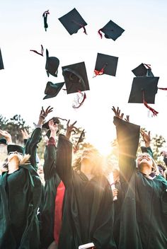 Here is the proper way to mark a graduation whether from kindergarten, high school, college, or beyond. Degree Picture, College Image, High School Graduation Pictures, Vision Board Images, Istoria Artei, Mobile Office, Dream College, Vision Board Inspiration, Graduation Ceremony