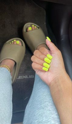 Neon Green Short Acrylic Nails, Cute Summer Nails Black Women, Yellow Toes Black Women, Short Summer Nails Black Women, Neon Yellow Pedicure, Neon Yellow Toes, Neon Nails Yellow