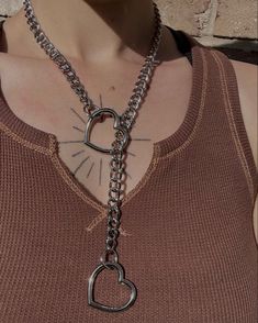 person wearing a silver slip necklace with a heavy chain and metal heart details Chain Accessories Grunge, Slip Chain Necklace, Chain Necklace Aesthetic, Chain Necklace Outfit, Slip Chain, Alt Jewelry, Heavy Chain Necklace, Alternative Accessories, Chain Necklace Diy