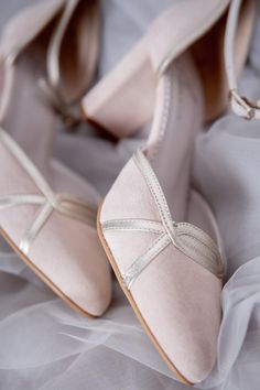 noni | Pastellfarbene Brautschuhe – Nowi Powder Pink SuedeFotos: (Hersteller, Studiofotos: noni) Bridal Shoe, Rosa Gold, Stunning Shoes, Colorful Shoes, Summer Weddings, Pink Suede, Powder Pink, Pretty Shoes, Ankle Straps