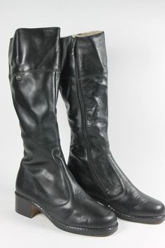 70er Women's Boots Winter Leather Salamander Size 39 Black True Vintage 70s The description of this item has been automatically translated. If you have any questions, please feel free to contact us. True vintage Genuine 70's You buy a pair of women's winter boots. The upper material is black leather, the boots are lined with light faux fur on the inside. They are closed with a zipper. On the shaft is a small emblem with a salamander. Manufactured by Salamander in W. Germany. Normal shaft, shoe size 39. Dimensions: Insole length: approx. 24.5 cm Insole width: approx. 5 cm Heel height: approx. 4.5 cm Shaft length: approx. 37 cm Shaft circumference: approx. 29 cm weight: approx. 1250g In this offer you only buy the shoes, everything else is decoration. This information is given to the best of Vintage Shoes Women, 70s Women, Winter Leather Boots, Boots Winter, Boots Leather, Winter Boots Women, West Germany, Pretty Shoes, Vintage Shoes