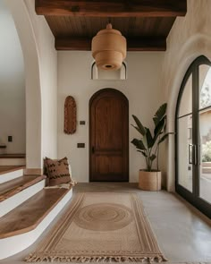 Rustic hallway decor tips for achieving a modern country look, highlighting the best of both worlds in hallway design Hallway Design Ideas, Rustic Hallway, Mediterranean Interior Design, Mediterranean Interior, Interior Staircase, Hallway Design, Mexican Home, Stylish Interior, Spanish Style Homes