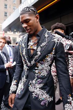 Prom Suits For Men, Eyebrow Design, Bead Embroidery Tutorial, Prom Suits, Prom Ideas, Black Outfits, Fashion Inspiration Design, Wnba, Boys Birthday