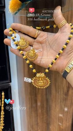 Latest Earrings Design, Delicate Gold Jewelry, Gold Temple Jewellery, Gold Bangles For Women, Gold Necklace Simple, Beaded Necklace Designs, Fancy Blouse