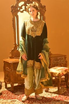 Kashmiri Dress Pattern, Tilla Suit Designs, Kashmiri Tilla Suit Designs, Kashmiri Suits Design, Pheran Designs, Kashmiri Pheran, Kashmiri Suits, Asian Style Clothes, Casual Bridal Dress