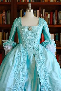 Rokoko Kostüm Medieval Halloween Costumes, Medieval Halloween, Gown With Corset, Queen Marie Antoinette, Baroque Dress