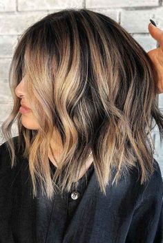 Dark Brown Hair With Blonde Highlights Balayage Face Framing, Blonde And Brown Hair, Dark Brown Hair With Blonde Highlights, Textured Long Bob, Balayage Hairstyles, Balayage Blond, New Hair Trends, Hair Blond, Shoulder Length Bob