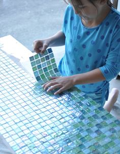 Plywood base and glass mosaic. Good idea for fixing the patio table and probably cheaper than having to buy a new glass. Tile Outdoor Table, Diy Patio Ideas, Craft Table Diy, Diy Cement, Cement Patio