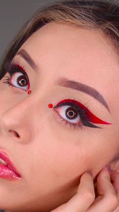 Wing Eyeliner, Maquillage Yeux Cut Crease, Video Makeup, Alternative Makeup, Makeup Tutorial Video, Eye Makeup Designs, Colorful Eye Makeup, Edgy Makeup, Makeup Eye Looks