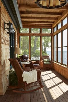 Lake house screened in porch Rustic Porch Ideas, Veranda Design, Screened Porch Designs, Sunroom Designs, Rustic Porch, Log Cabin Decor, Lake Cottage, Porch Design, Cabin Life