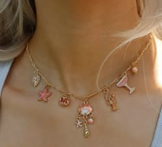 Charm Necklace Aesthetic, Charm Necklace Ideas, Pretty Jewelry Necklaces, Golden Jewelry, Charm Necklaces, Handmade Charms