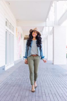 Jean Jacket Outfits Spring, Outfits With Striped Shirts, Light Color Jeans, Simple Spring Outfits, Olive Jeans, Stylish Petite, Jean Jacket Outfits, Denim Jacket Outfit