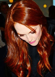 Julianne Moore. Hair color that simply takes the breath away... Julianne Moore Hair, Hair Color Red Highlights, Woman With Red Hair, Copper Red Hair, Dyed Red Hair, Dyed Natural Hair, Beautiful Red Hair, Julianne Moore, Auburn Hair