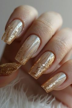 nail art Gold Colour Nail Art, Nail Gold Design, Gold Elegant Nails, Gold Nails Inspiration, Nail Art Designs Gold, Gold Shimmer Nails, Nails With Gold Design, Short Gold Nails, Gold Fall Nails