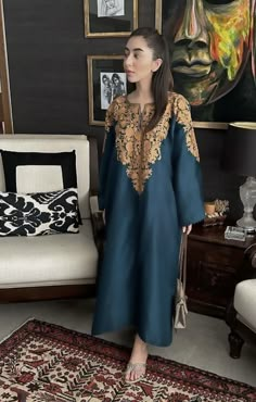 Kashmiri Suits Design Outfit, Kashmiri Kurti Design, Pheran Kashmiri Dress Design, Kashmiri Suits Winter, Kashmiri Pheran Designs, Winter Kashmiri Suit Design, Kashmiri Outfit, Winter Collection Pakistani, Pheran Kashmiri Dress