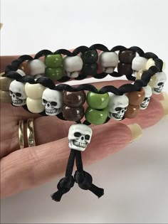 Gifts For Emo Friends, Grunge Kandi, Cool Bracelet Ideas, Emo Bracelets, Punk Fashion Diy, Kandi Kid, Kandi Ideas