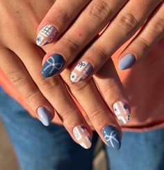 Short Nail Inspo Beachy, Boston Nails Designs, Spring Nails Subtle, Nail Inspo Different Designs, Gender Nails Ideas Reveal, Spring Nails Round Shape, Nail Art Trends 2025, Country Nail Inspo Short, Pink And Blue Wedding Nails