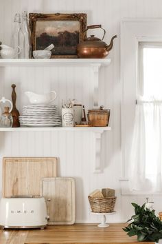 white dishes, copper kettle, and glass drink ware on white open shelves with corbels Farm Kitchen Ideas, Spring Kitchen Decor, Spring Kitchen, Deco Champetre, Farm Kitchen, Classic Kitchen, Kitchen Shelf, Interior Modern, Farmhouse Style Kitchen