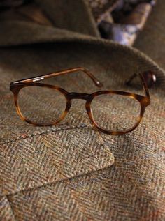 Medical Glasses, Die Workwear, Nerdy Glasses, Men's Eyewear, Men's Glasses, Mens Glasses Fashion, Glasses Trends, Tortoise Shell Glasses, Glasses Fashion Women