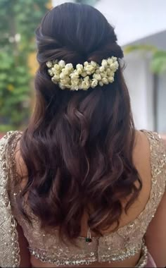 Saree And Ponytail, Hairstyles For White Saree, Saree And Gajra Look, Hairstyle Ideas For Traditional Wear, Hairstyles For Halfsarees, Mehendi Bride Hairstyle, Simple Hairstyles For Medium Hair Wedding, Modern Hairstyles For Saree, Hairstyle On Indian Wear