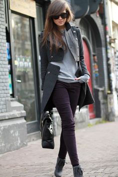 love love this coat.. #style / #fashion / #coat Dark Purple Pants Outfit, Purple Pants Outfit, Purple Pants, Fall Street Style, 가을 패션, Mode Vintage, Fashion Mode