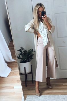 Cream Cardigan Outfit, Long Cardigan Outfit, Work Attire Women, Shoes For Work, Classy Business Outfits, Outfit Classy, Outfit Styling, Look Formal