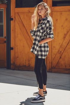 OVERSIZED FLANNEL SHIRTS WITH POCKETS 100% cotton - Length 29" | 1/2 Chest(1" below armhole) 25" in size S- Model Info: Height 5'8 | Waist 24" | Hips 34" Oversized Flannel Outfits, Plaid Shirt Outfits, Buffalo Plaid Shirt, Check Tops, Flannel Outfits, Distressed Shirt, Oversized Flannel, Flannel Shirts, Long Shirt