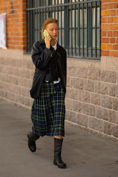 Scottish Skirt Outfit, Tartan Skirt Outfit, Scottish Skirt, Dress Over Pants, Quoi Porter, Winter Skirt Outfit, Tartan Skirt, Maxi Skirt Outfits