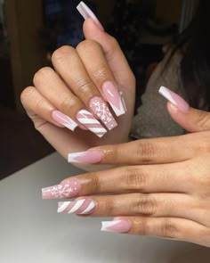 Unghie rosa, le ispirazioni più romantiche per la vostra nail art -disegni Xmas Nails Christmas, Christmas Nails Pink, Holiday Nail Polish, Acrylic Toe Nails, Christmas Gel Nails, Girly Acrylic Nails, Basic Nails, Nails Only