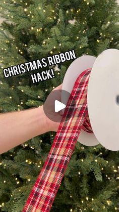 Making Ribbons, 2023 Ornaments, Diy Decor Christmas, Christmas Tree Decorations Ribbon, Christmas Bows Diy, Ribbon Tree, Making Bows, Wreaths Christmas, Christmas Tree Bows