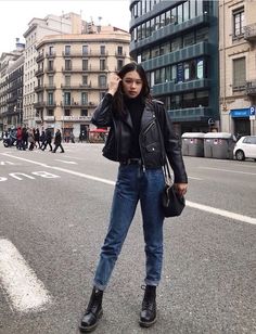 Classy Trendy Outfits, Trendy Outfits Inspiration, Converse Outfits, Leather Jacket Outfits, Autumn Outfits, Combat Boot, Winter Trends, Black Turtleneck, 가을 패션