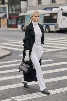 El street style de NYFW nos simplifica los looks de invierno con 13 ideas muy fáciles de copiar Moda Hippie, Moda Chic, Power Dressing, Women Lifestyle, Shearling Coat, Moda Vintage, Fashion Week Street Style, Fashion Seasons, Street Style Looks