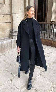 Black Coat Outfit Winter, Long Black Coat Outfit, Black Coat Outfit, City Break Outfit, Ny Outfits, Paris Outfits, Cooler Look