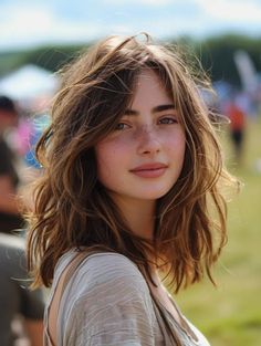 Messy Medium Length Haircut, Waterfall Haircut Medium, Hair Cuts Ideas For Summer, Wavy Collarbone Length Hair, Mid Length Haircut For Wavy Hair, Medium Layered Wavy Haircuts, Medium Trendy Haircuts, Shoulder Length Choppy Layers, Medium Length Haircut Brown Hair