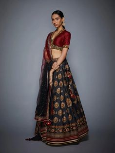 Blouse With Lehenga, Lehenga Silk, Ghaghra Choli, Lehenga Saree Design, Lehenga Dupatta, Mehendi Outfits