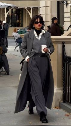 Paris Fall Street Style 2024, Rich Ceo Woman Outfit, Paris Old Money Aesthetic, Architect Outfit Women, Old Money Outfits Winter, Grey Coat Outfit Winter, Female Ceo, Old Money Fashion, Female Office