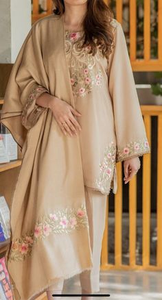 Salwar Work Designs, Winter Shirts Designs Pakistani, Pashmina Suits Embroidery, Pashmina Suits Design, Winter Pakistani Suits, Pashmina Suit, Carpet Outfits, Casual Indian Fashion