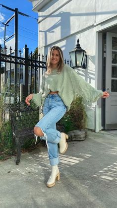 Jeans And Long Sweater Outfit, Best Everyday Outfits, Fall Vibes Outfit Trendy, Day In The City Outfit Fall, Fall Fits Florida, Sweater Outfits Jeans, Trendy Fall Outfits Casual Street Styles, Early 20s Fashion Outfits, Simple Statement Outfits