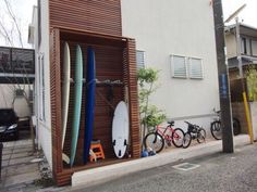 there are many surfboards in the garage