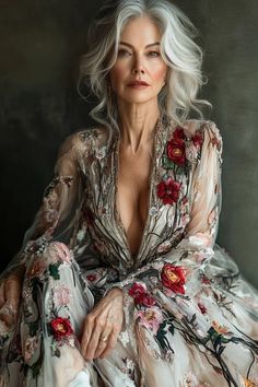 Women In Their 50s Aging Gracefully, Beautiful Aged Women, Grey Hair Styles For Women, Ageless Style, Foto Art, Creative Hairstyles