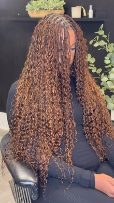 Brown And Blonde Goddess Box Braids, Boho Knotless Braids Fall Colors, Amber Knotless Braids, Braids For Brown Skin Women, 33 And 30 Knotless Braids, Hair Color Braids Black Women, Knotless Buss Down Braids, Boho Ginger Knotless Braids, Ash Brown Braids Black Women