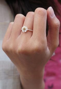 Daisy Ring. Sunflower Ring, Bridal Musings, Flower Ring, Pretty Jewellery, Bling Bling, Cute Jewelry, Ring Verlobung, Flower Power