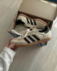 10 idées astucieuses pour porter des sambas Adidas noires Adidas Samba Colorways, Adidas Samba Women, Samba Adidas Outfit, Samba Outfit Ideas, Adidas Samba Outfits, Sambas Adidas, Adidas Samba White, Samba Outfits, Samba Adidas