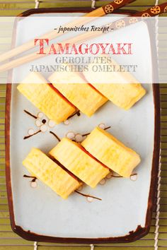 Als Tamagoyaki wird in der japanischen Küche ein gerolltes Omelett bezeichnet. Es wird sehr gern als Beilage oder Belag für Sushi verwendet und ist eine tolle Ergänzung in selbstgemachten Bentos! Die Masse aus geschlagenen Eiern wird mit Dashi, Sojasauce und Mirin gewürzt, wodurch dieses Omelett im Geschmack etwas ganz Besonderes ist – eben typisch japanisch. Tamagoyaki Recipe, Always Hungry, Japan Food, Do Not Eat, Thai Recipes, Finger Foods, Asian Recipes, Food And Drink, Yummy Food